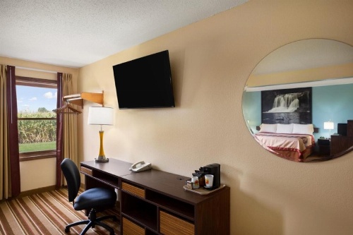 Super 8 by Wyndham Mattoon image 16