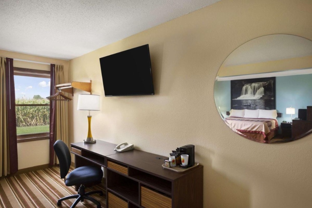 Super 8 by Wyndham Mattoon Image 33