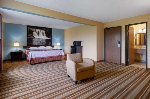 Super 8 by Wyndham Mattoon image 35