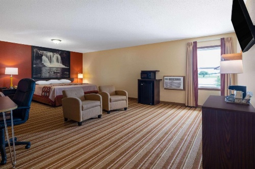 Super 8 by Wyndham Mattoon image 37