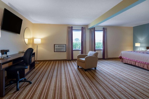 Super 8 by Wyndham Mattoon image 9